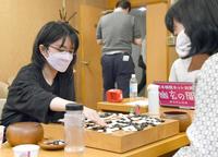 　女流本因坊本戦２回戦で加藤六段（右）に勝利した仲邑二段