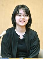 　史上最年少で１００勝を達成し、笑顔で会見する仲邑菫二段（撮影・佐々木彰尚）