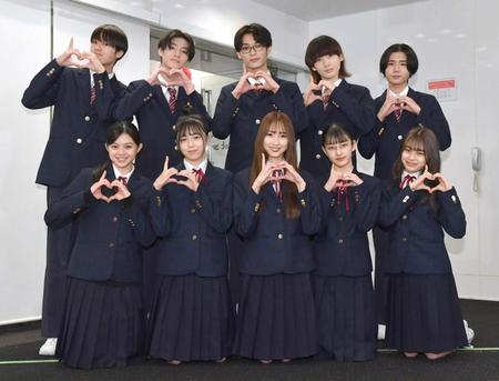　笑顔でポーズを決めるＯＮＥ　ＬＯＶＥ　ＯＮＥ　ＨＥＡＲＴの（前列左から）イーチ、藤咲碧羽、佐々木杏莉、飯塚瑠乃、矢嶋由菜（後列左から）相原一心、久昌歩夢、咲太朗、笹原遼雅、洸瑛（撮影・佐々木彰尚）