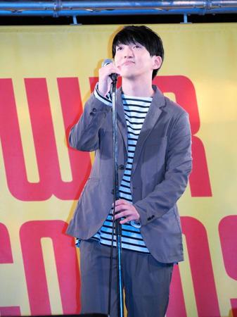 　歌唱する星野一成（ほしのディスコ）＝東京・タワーレコード渋谷店