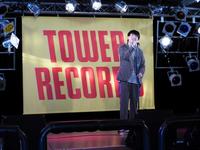 　歌唱する星野一成（ほしのディスコ）＝東京・タワーレコード渋谷店