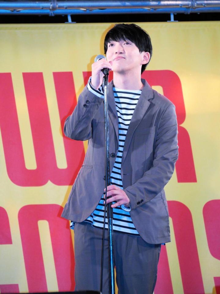 　歌唱する星野一成（ほしのディスコ）＝東京・タワーレコード渋谷店