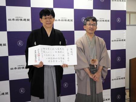 　授与式に出席した谷川浩司十七世名人（左）と日本将棋連盟会長の佐藤康光九段
