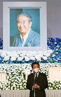 　石原慎太郎さんのお別れの会で、あいさつをする安倍元首相