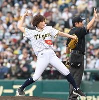 　始球式で投球する有働由美子アナウンサー＝５日