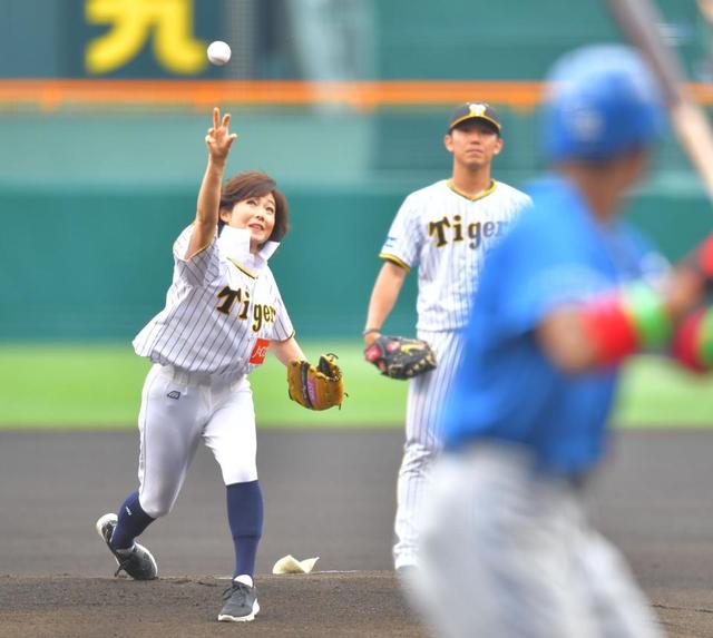 有働由美子アナ「次生まれたら阪神の選手に」　甲子園始球式、満員スタンドに大感激