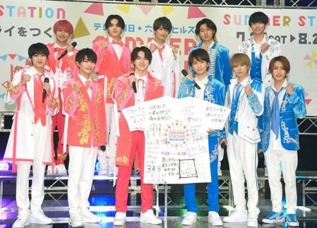 　寄せ書きを囲んで意気込みを見せる美　少年（左）とＨｉＨｉ　Ｊｅｔｓ（撮影・堀内翔）