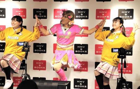 　ダンスとトークでファンを盛り上げた（左から）丸山礼、ゴリエ、桜井美里＝東京・渋谷