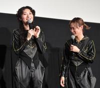 　モモコグミカンパニー（右）に出演作の演技を褒められ、照れるＢｉＳＨのリンリン＝東京・新宿ピカデリー（撮影・伊藤笙子）