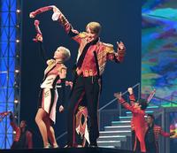 　タオルを回す真風涼帆（中央）＝撮影・高石航平