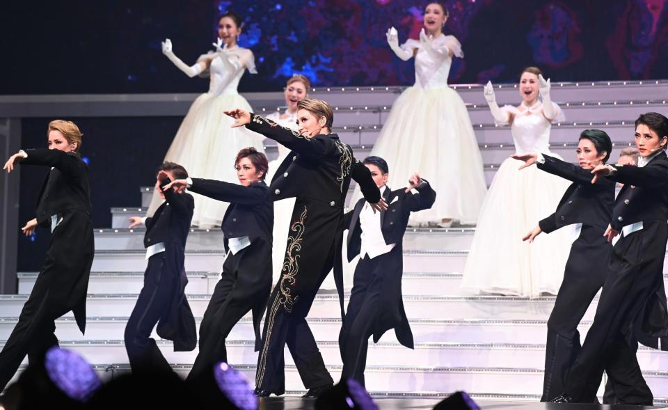 　熱演する真風涼帆（中央）＝撮影・高石航平