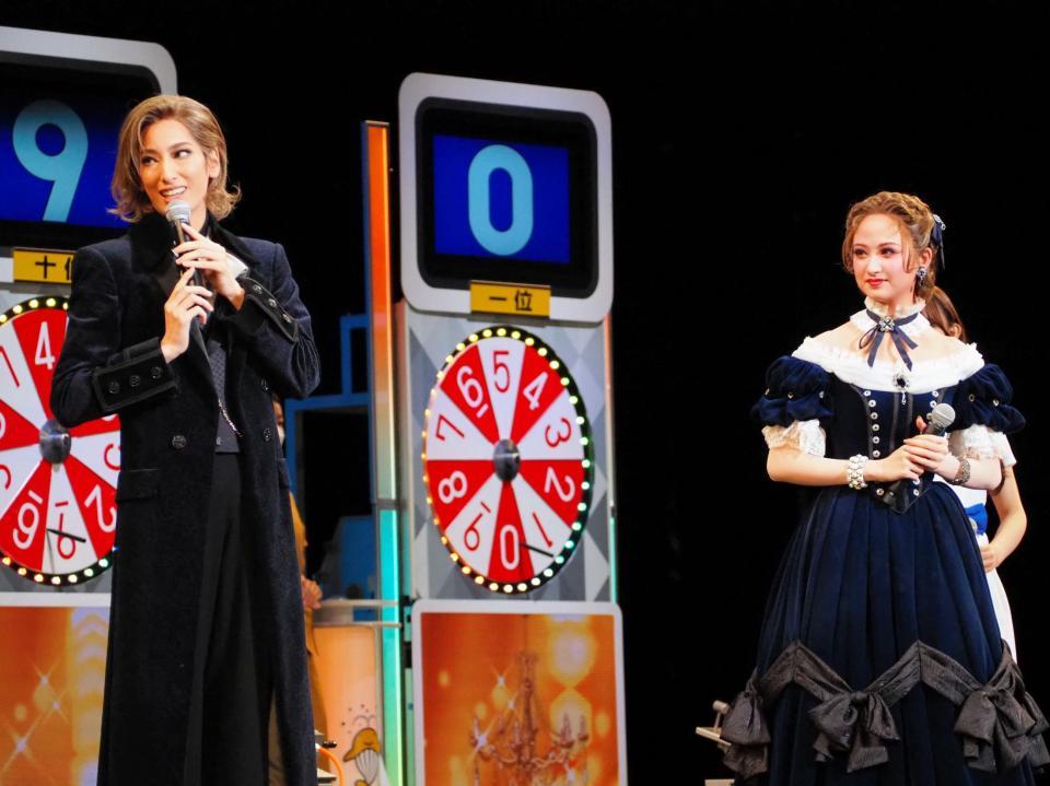 　「ドリームジャンボ抽せん会」に参加した花組トップスター・柚香光（左）と花組トップ娘役・星風まどか＝兵庫・宝塚大劇場