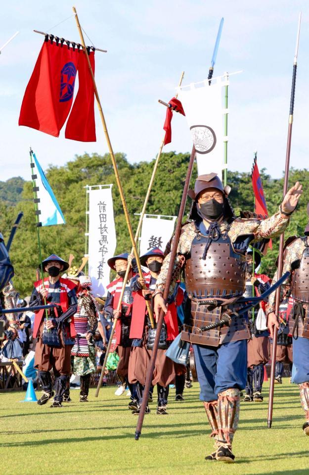 　「百万石行列」で金沢市を練り歩く武者姿の市民ら＝４日午後