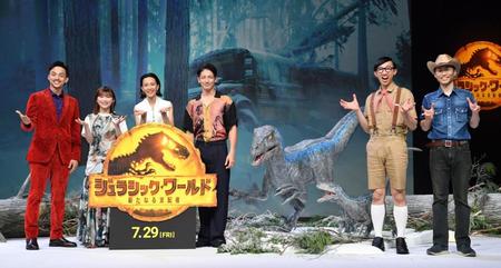 　映画「ジュラシック・ワールド／新たなる支配者」の緊急シンポジウムに登場した（左から）満島真之介、伊藤沙莉、木村佳乃、玉木宏、こがけん、恐竜くん（撮影・佐々木彰尚）