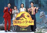 　緊急シンポジウムでポーズを決める（左から）満島真之介、伊藤沙莉、木村佳乃、玉木宏（撮影・佐々木彰尚）