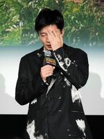 ボケが不発し頭を抱える田中圭＝都内