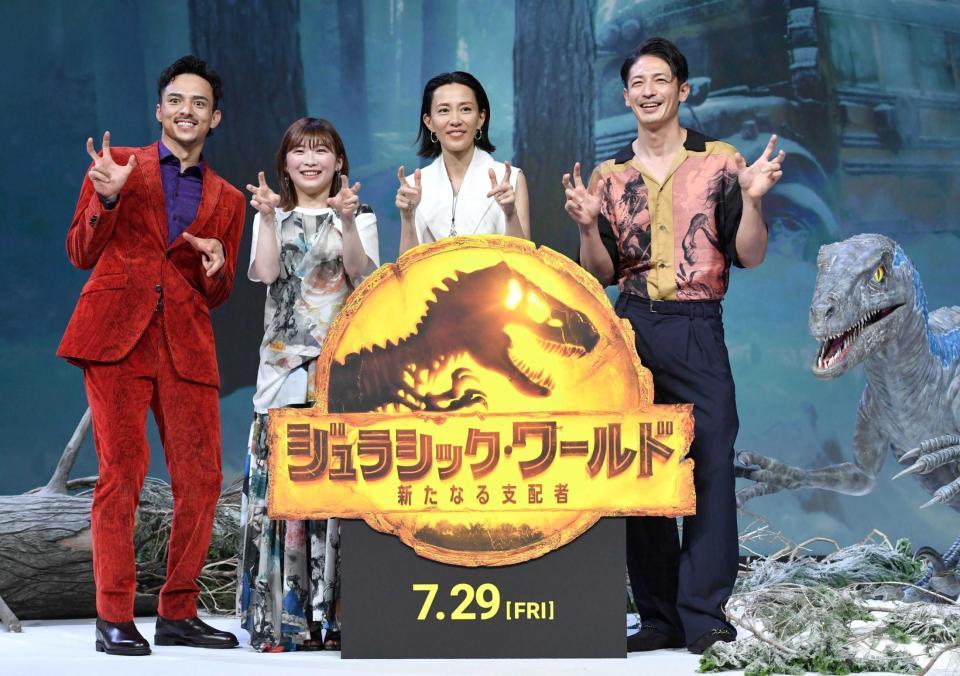 　緊急シンポジウムでポーズを決める（左から）満島真之介、伊藤沙莉、木村佳乃、玉木宏（撮影・佐々木彰尚）