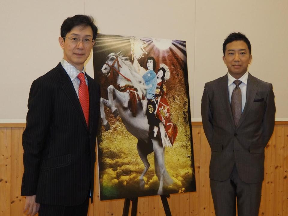 七月大歌舞伎の第１部「當世流小栗判官」の取材会に出席した市川笑也（左）と市川猿之助＝東京・東銀座、歌舞伎座