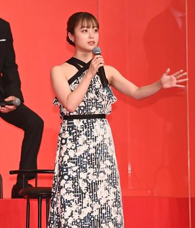 あいさつする橋本環奈＝東京・帝国ホテル（撮影・高石航平）