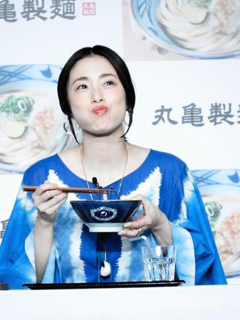 おいしそうにうどんを頬張る上戸彩＝都内