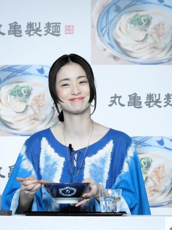 おいしいうどんに思わず笑みをこぼす上戸彩＝都内