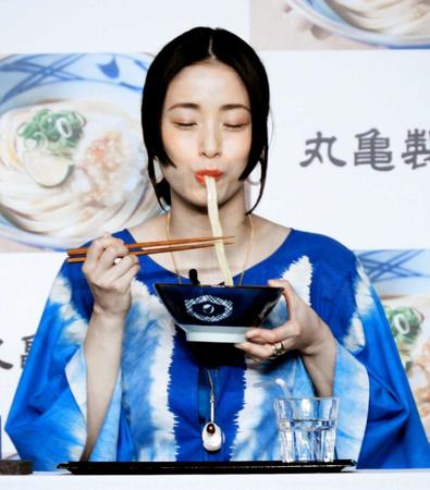 　うどんをすする上戸彩
