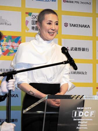 　あいさつをする寺島しのぶ＝都内