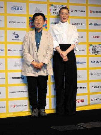 　イベントに登壇した寺島しのぶ（右）とともに審査委員長を務める芦澤明子氏＝都内