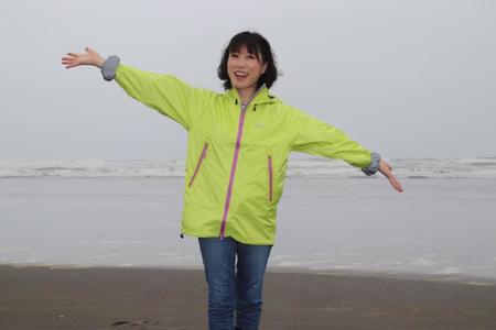 雨女らしく雨降る砂浜でポーズを決める水森かおり＝千葉・九十九里町