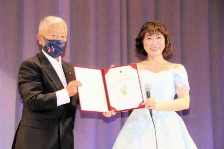 九十九里町の大矢吉明町長（左）からＰＲ大使に任命された水森かおり＝千葉