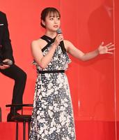 あいさつする橋本環奈＝東京・帝国ホテル（撮影・高石航平）