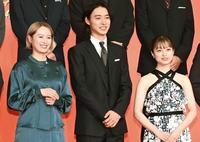 　完成報告会に登場した（左から）清野菜名、山崎賢人、橋本環奈