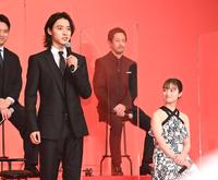 あいさつする山崎賢人（左）とそれを笑顔で見つめる橋本環奈＝東京・帝国ホテル（撮影・高石航平）