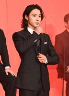 あいさつする山崎賢人＝東京・帝国ホテル（撮影・高石航平）