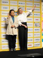 　手を振る寺島しのぶ（右）とともに審査委員長を務める芦澤明子氏＝都内