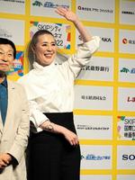 　手を振る寺島しのぶ。左はともに審査委員長を務める芦澤明子氏＝都内