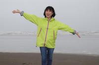 雨女らしく雨降る砂浜でポーズを決める水森かおり＝千葉・九十九里町