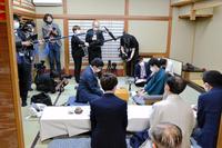 感想戦を行う永瀬拓矢王座（左）と藤井聡太棋聖（右）を多数の報道陣が取り囲む＝日本将棋連盟提供