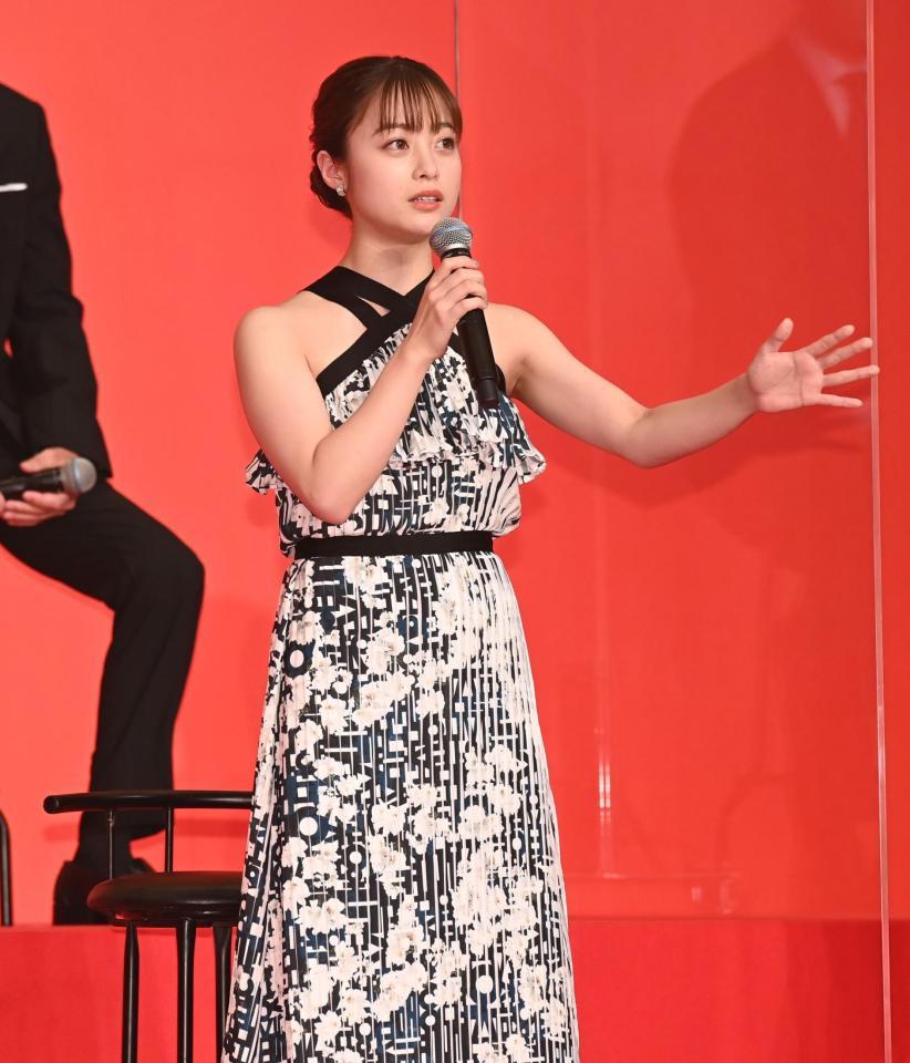 あいさつする橋本環奈＝東京・帝国ホテル（撮影・高石航平）