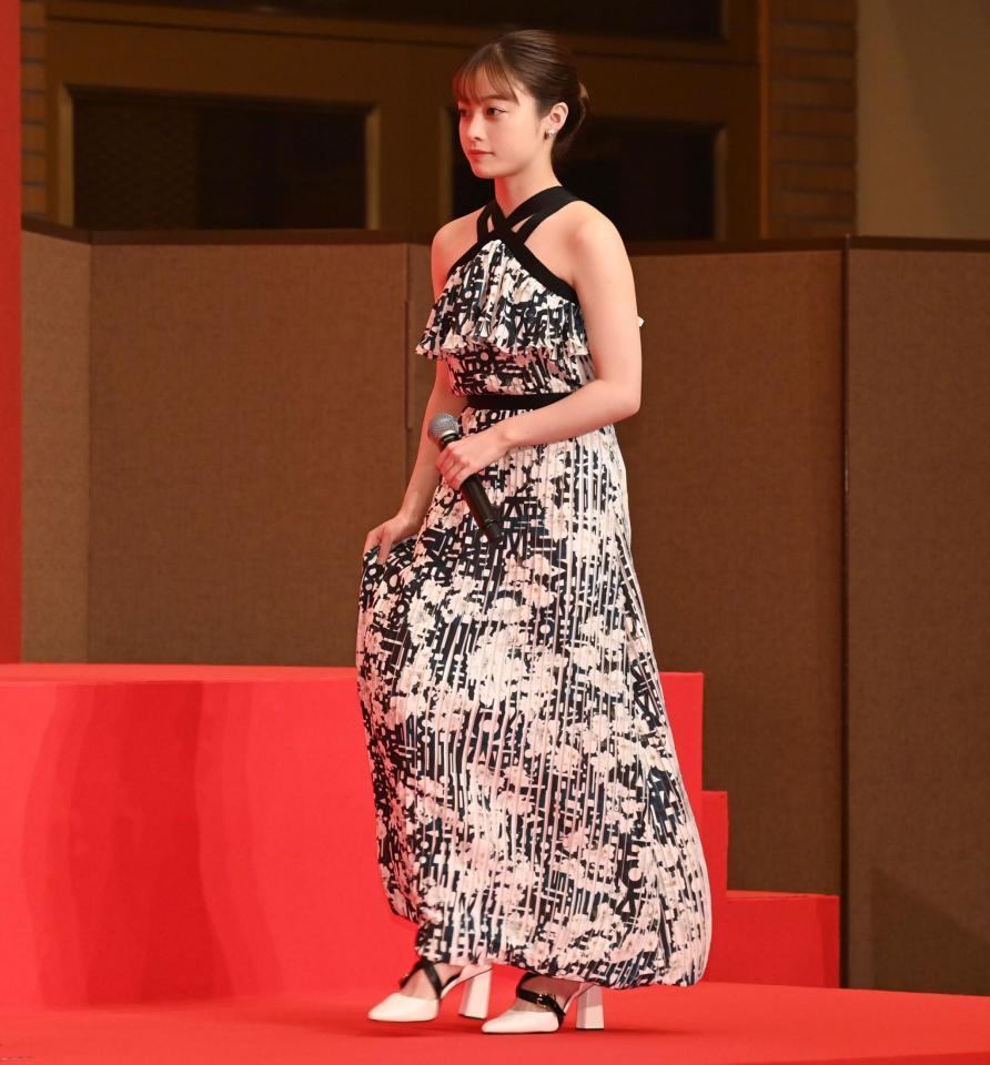 完成報告会に登場した橋本環奈＝東京・帝国ホテル（撮影・高石航平）