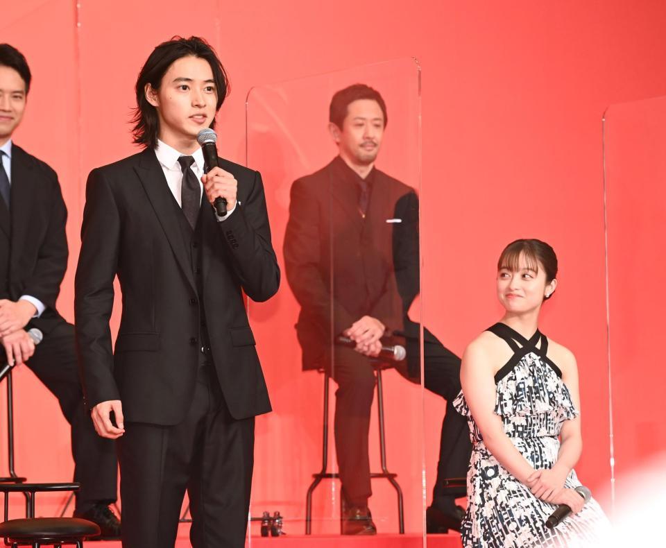 あいさつする山崎賢人（左）とそれを笑顔で見つめる橋本環奈＝東京・帝国ホテル（撮影・高石航平）