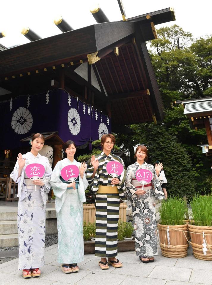 　東京大神宮で浴衣姿でヒット祈願を行った（左から）馬場ふみか、西野七瀬、神尾楓珠、平祐奈（撮影・佐々木彰尚）