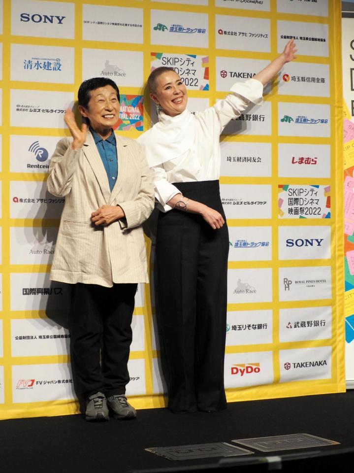 　手を振る寺島しのぶ（右）とともに審査委員長を務める芦澤明子氏＝都内