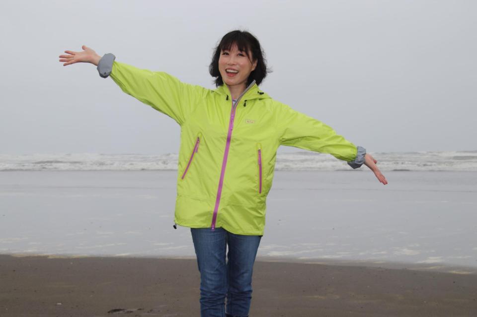 雨女らしく雨降る砂浜でポーズを決める水森かおり＝千葉・九十九里町