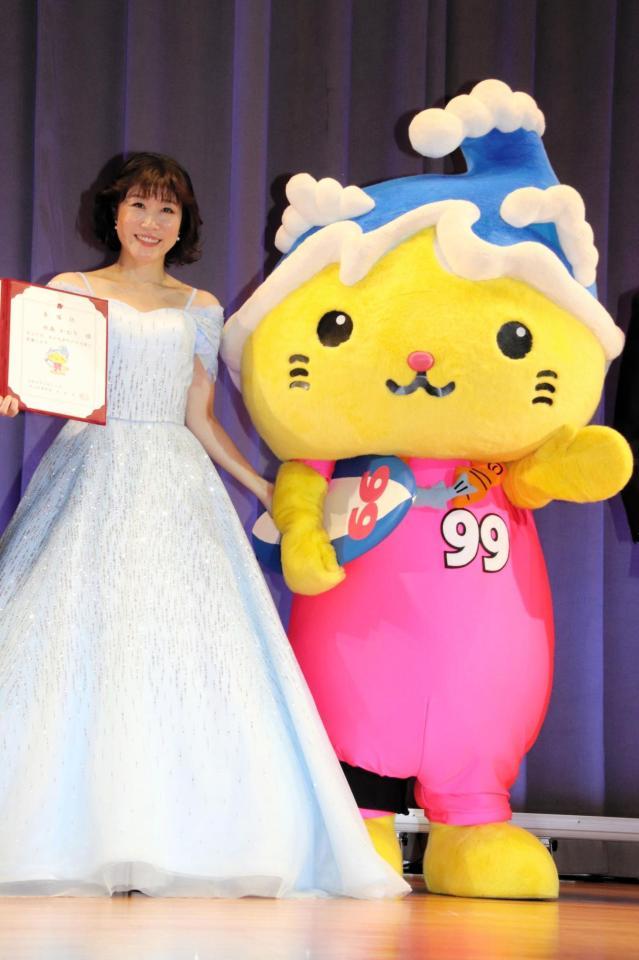 九十九里町のイメージキャラ・くくりんのキュートさに心奪われた水森かおり＝千葉