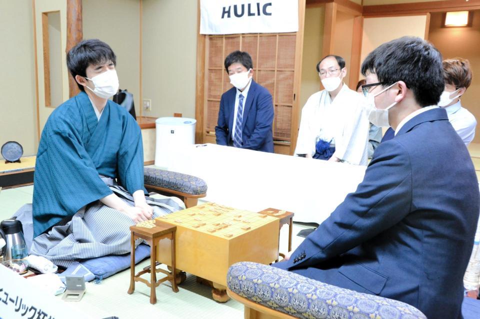 永瀬拓矢王座（右手前）に勝利した藤井聡太棋聖（左）＝日本将棋連盟提供