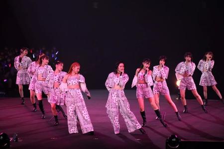 　８５００人のファンを魅了するアンジュルム＝東京・日本武道館
