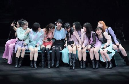 　パフォーマンス中に笑顔がこぼれるアンジュルム