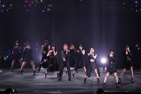　黒い衣装で大人の雰囲気を漂わせるアンジュルム＝東京・日本武道館