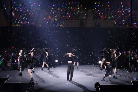 　熱いパフォーマンスを届けるアンジュルム＝東京・日本武道館